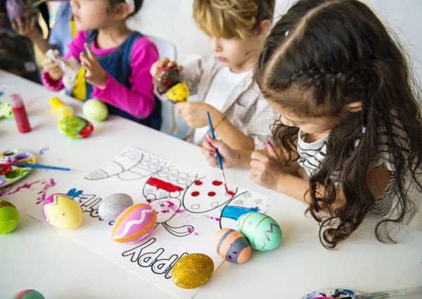 Crianças pintando ovos de Páscoa — Fotografia de Stock
