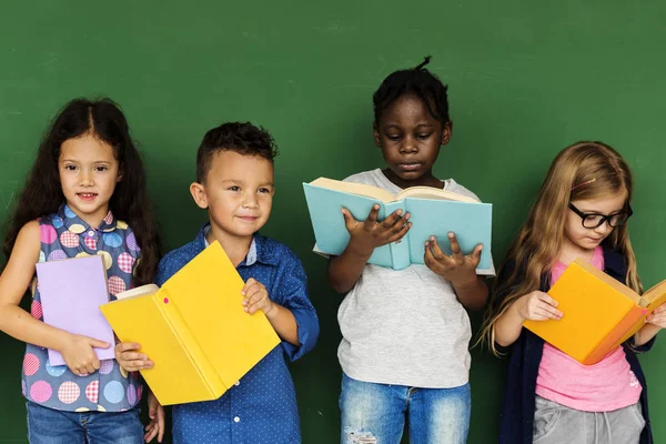 Skolbarn med böcker — Stockfoto