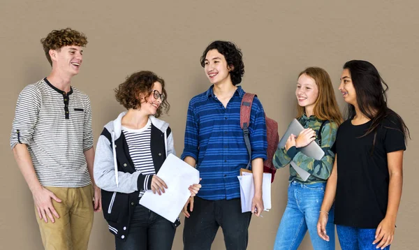 Studenti diversi insieme in studio — Foto Stock