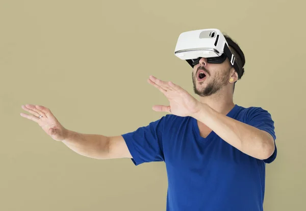 Uomo utilizzando gadget visualiaing realtà — Foto Stock