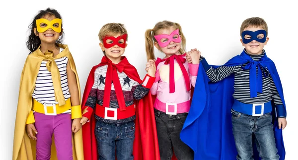 Crianças felizes em trajes super heroe — Fotografia de Stock