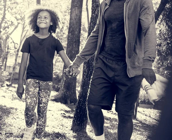 Hija caminando con padre — Foto de Stock