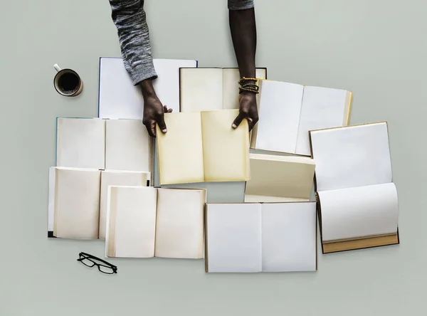 Mãos da pessoa africana com livros — Fotografia de Stock