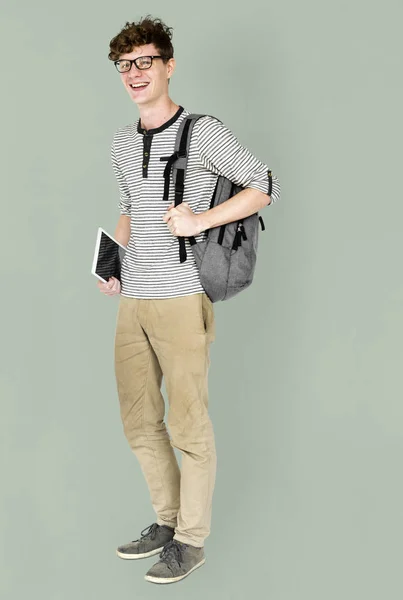 Чоловік стоїть з рюкзаком і планшетом — стокове фото