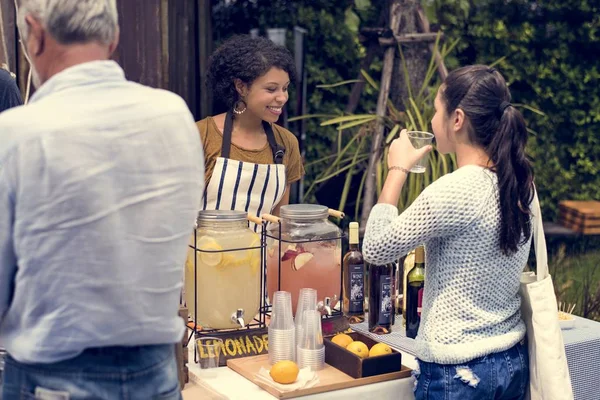 Vrouwen limonade verkopen — Stockfoto