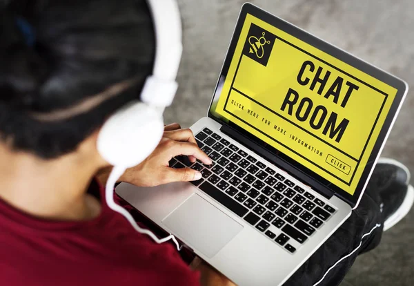 Homme tapant sur le clavier de l'ordinateur portable — Photo