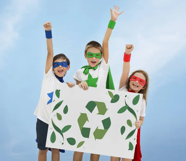 Super-heróis crianças segurando cartaz — Fotografia de Stock