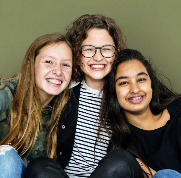 Jovens sorridentes Mulheres Juntas — Fotografia de Stock