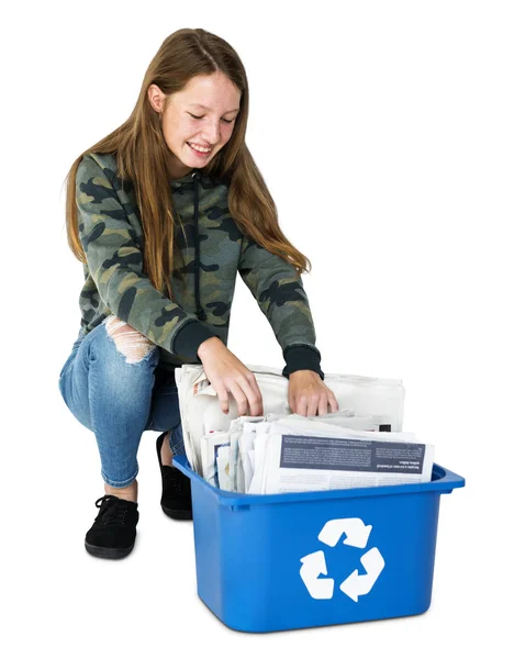 Adolescente menina lixo separado para reciclar — Fotografia de Stock
