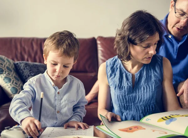 Föräldrar umgås med sonen. — Stockfoto