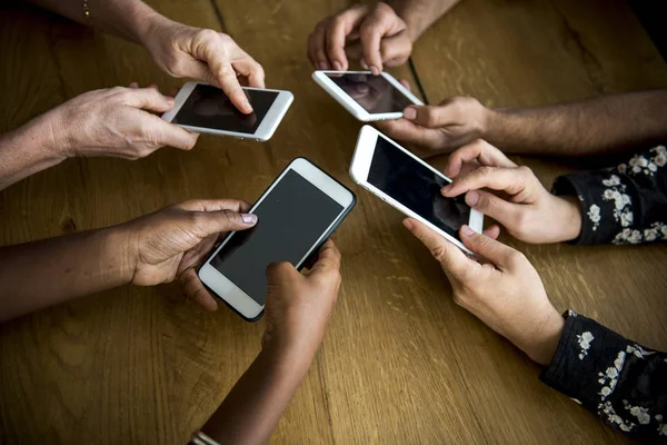 Gruppe von Menschen, die Mobiltelefone nutzen — Stockfoto