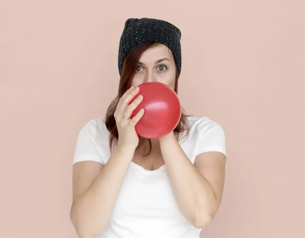 Mujer soplando globo —  Fotos de Stock