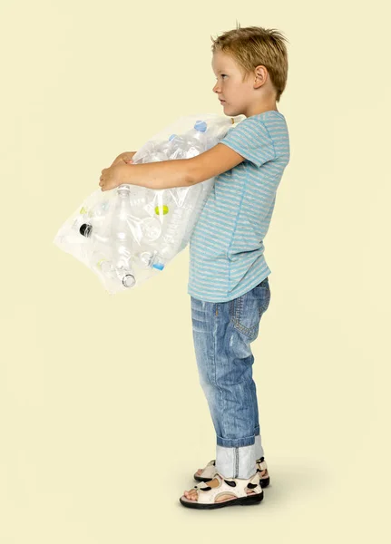 Chico sosteniendo bolsa de botellas de plástico — Foto de Stock