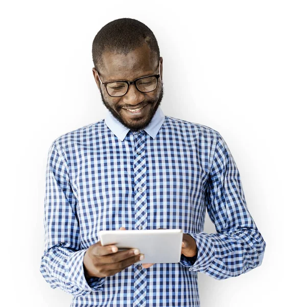 Африканський чоловік використовує цифровий планшет — стокове фото