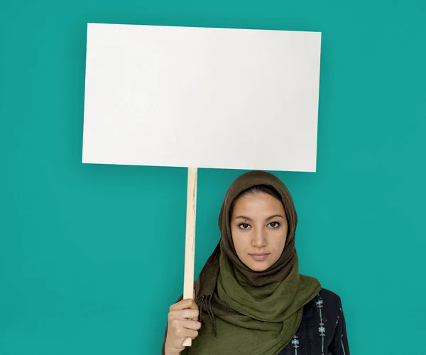 Muslimische Frau im Studio — Stockfoto