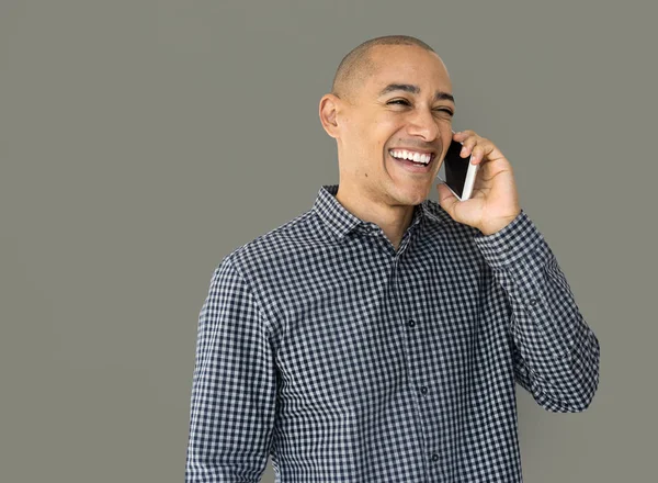 Mobil telefonda konuşurken gülümseyen adam 