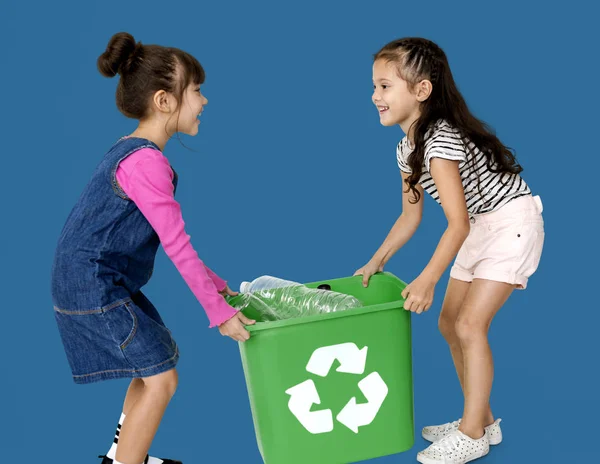 Girls carrying recycling bin — Stock Photo, Image