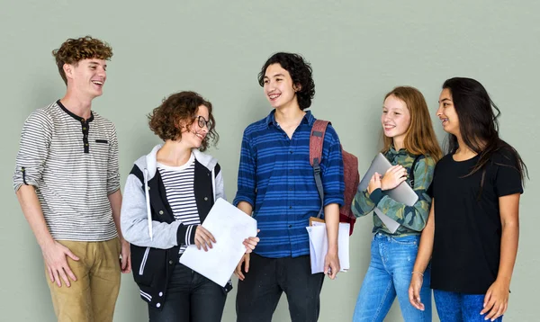 Diversos estudiantes juntos en el estudio — Foto de Stock