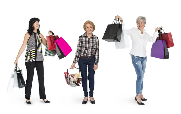 Mulheres diversas gostam de fazer compras — Fotografia de Stock