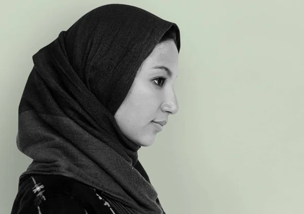 스튜디오에서 무슬림 여성 — 스톡 사진