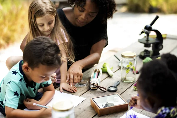 Apprentissage des enfants et des enseignants biologie — Photo