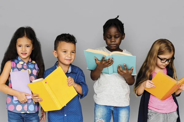 Niños leyendo libros — Foto de Stock