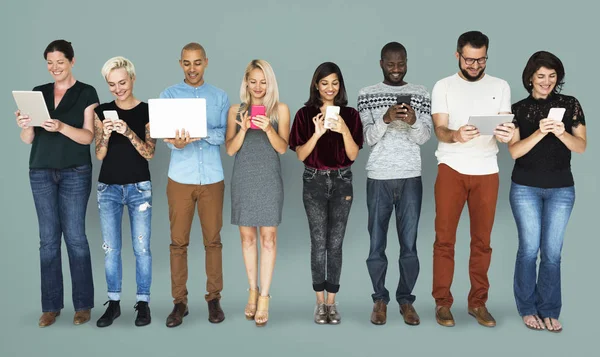 Diversidade de pessoas com gadgets digitais — Fotografia de Stock