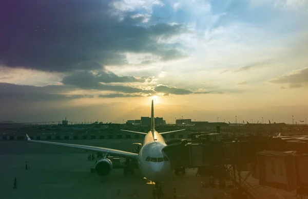 Aeroporto con Aereo al tramonto — Foto Stock