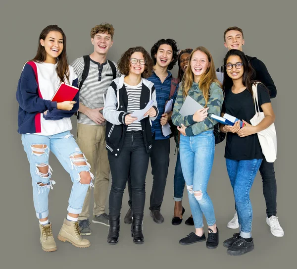 Studenti sorridenti in piedi in studio — Foto Stock