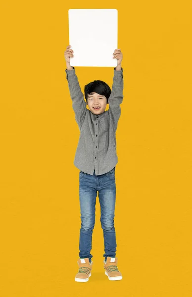 Niño sosteniendo tablero en blanco — Foto de Stock