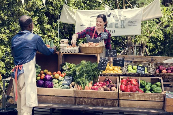 신선한 야채를 판매 하는 여자 — 스톡 사진