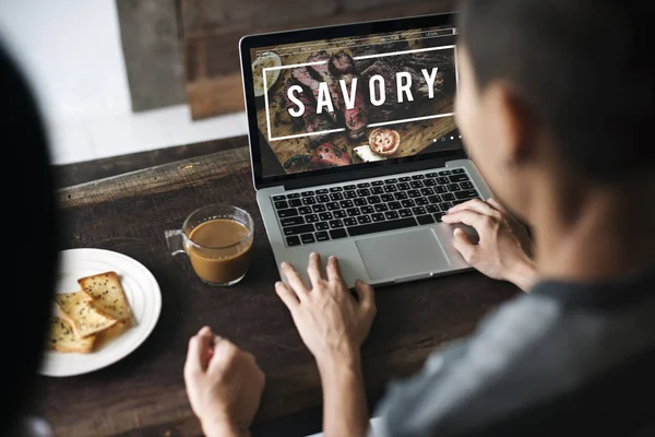 Pessoas usando laptop à mesa — Fotografia de Stock