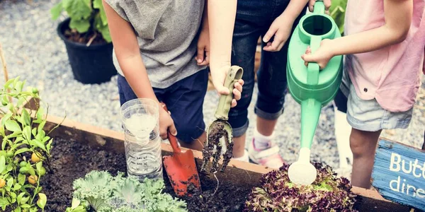 Niños trabajando en el jardín — Foto de Stock