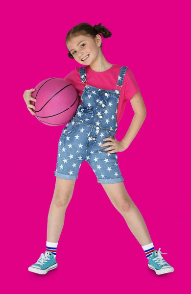 バスケット ボールのボールを保持している女の子 — ストック写真