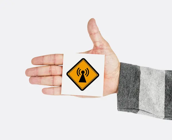 Människans hand håller kortet — Stockfoto