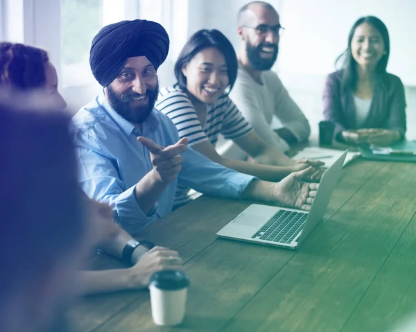 Pessoas multiétnicas em reunião de negócios — Fotografia de Stock
