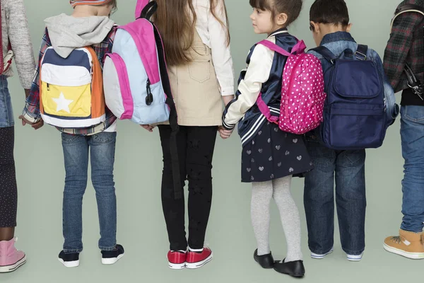 Crianças de pé com mochilas — Fotografia de Stock