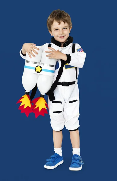 Хлопчик в костюмі космонавта з реактивним пакетом — стокове фото