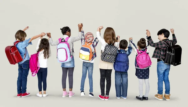 Bambini di scuola in piedi in fila — Foto Stock