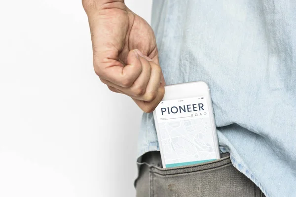 Uomo tirando fuori smartphone dalla tasca — Foto Stock