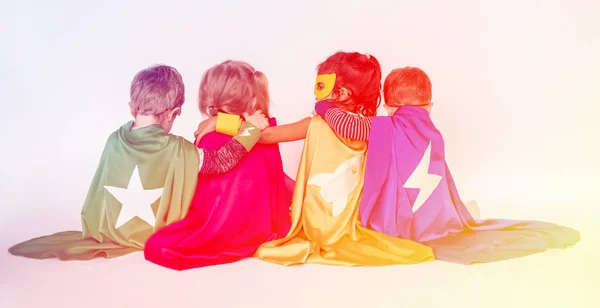 子供たちのスーパー ヒーロー衣装 — ストック写真