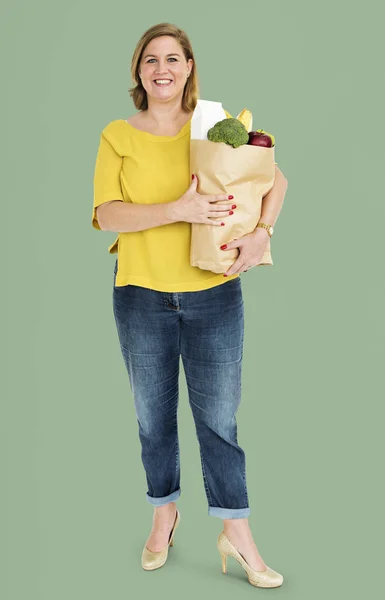 Женщина с бумажным пакетом, полным еды — стоковое фото