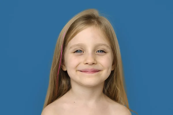 Usměvavá dívka s holou hrudí — Stock fotografie