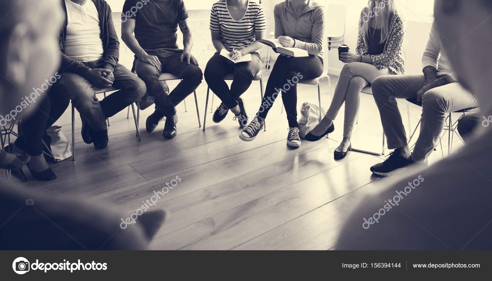Коллективы людей психология. Люди сидят в кругу. Психологический тренинг. Группа людей в кругу. Групповые занятия с психологом.
