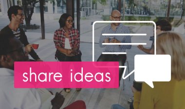 Daire içinde oturan insanların grup 