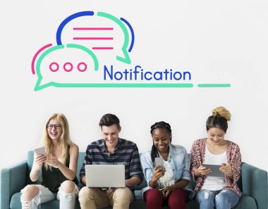 Arkadaşlar dijital cihazlar kullanarak 