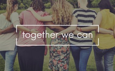 Beş kadın Parkı önünde kucaklayan