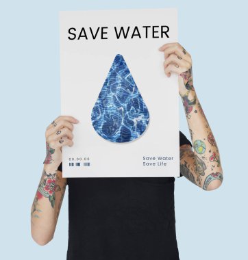 Dövmeli kişi holding afiş.