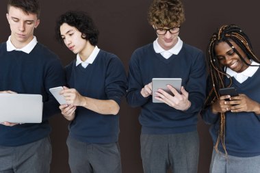  Dijital cihazlar kullanan öğrenciler