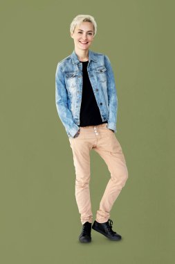 kot ceketli sarışın kadın